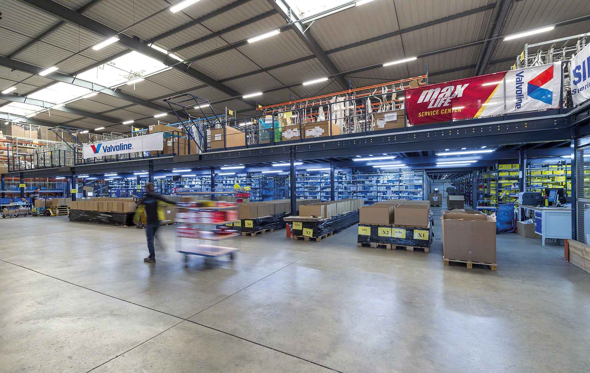 Des opérateurs réalisent ce que nous appelons le batch picking dans un entrepôt Des opérateurs réalisent ce que nous appelons le batch picking dans un entrepôt
