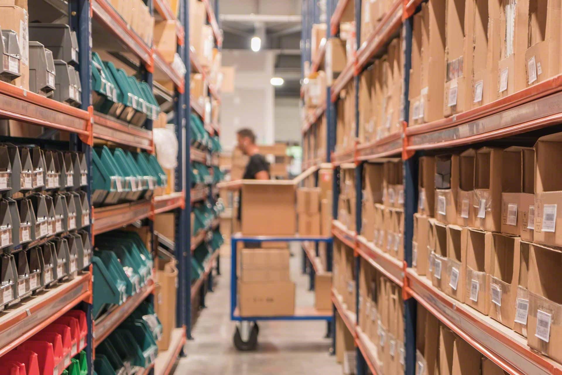 Opérateur d’un entrepôt suivant l’une des principales méthodes de préparation de commandes logistiques Opérateur d’un entrepôt suivant l’une des principales méthodes de préparation de commandes logistiques