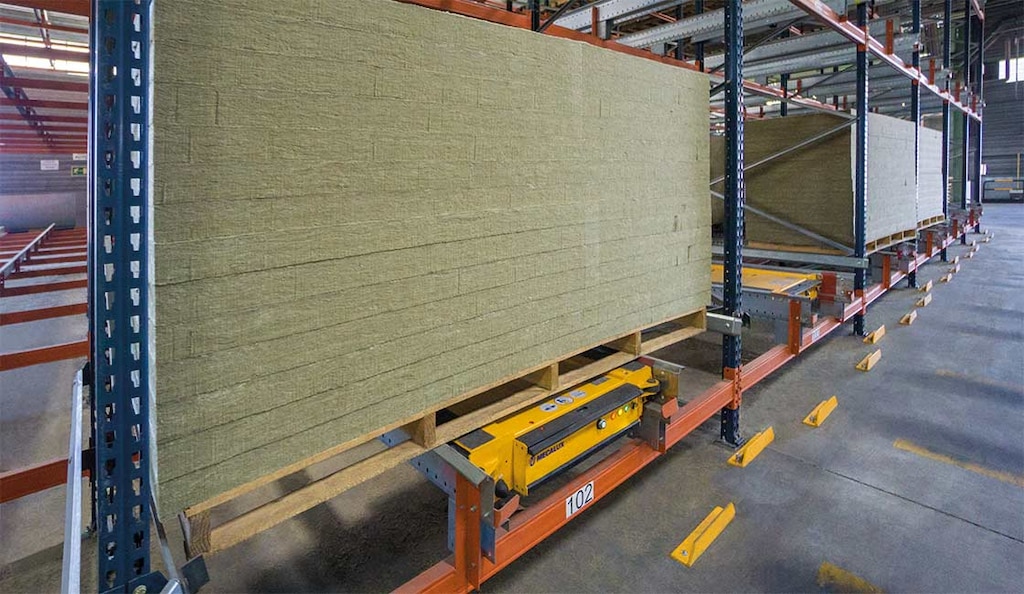 Rockwool Peninsular dynamise la manutention de palettes surdimensionnées avec le Pallet Shuttle de Mecalux