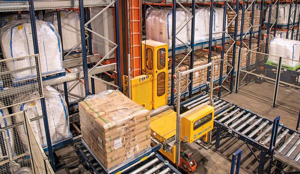 Le Pallet Shuttle avec transtockeurs peut être installé dans des entrepôts de plus de 40 m de haut