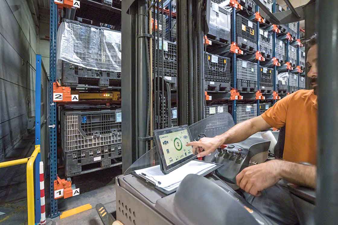 Le Pallet Shuttle assiste l’opérateur lors de l’extraction des charges et automatise ainsi le processus de manutention. Le Pallet Shuttle assiste l’opérateur lors de l’extraction des charges et automatise ainsi le processus de manutention.