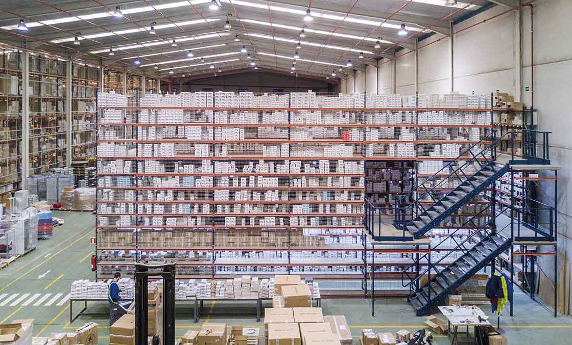 Les passerelles aident à optimiser l’espace dans les entrepôts de prestataires logistiques spécialisés dans le secteur du E-commerce Les passerelles aident à optimiser l’espace dans les entrepôts de prestataires logistiques spécialisés dans le secteur du E-commerce
