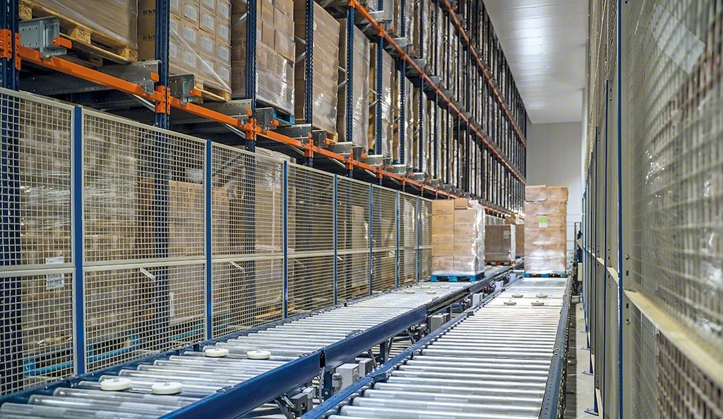 Dans l’entrepôt automatisé de HAVI, un circuit de convoyage relie la zone de stockage à la zone de picking