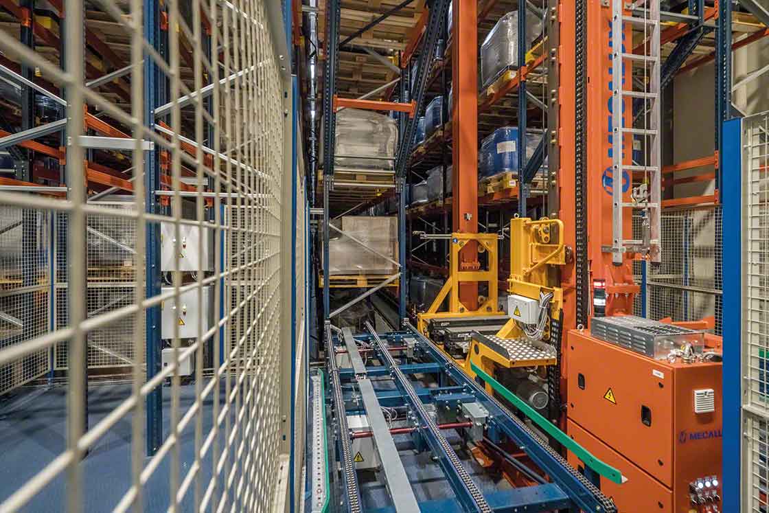 Automatisation du picking : les transstockeurs extraient les charges des rayonnages et les transportent automatiquement. Automatisation du picking : les transstockeurs extraient les charges des rayonnages et les transportent automatiquement.