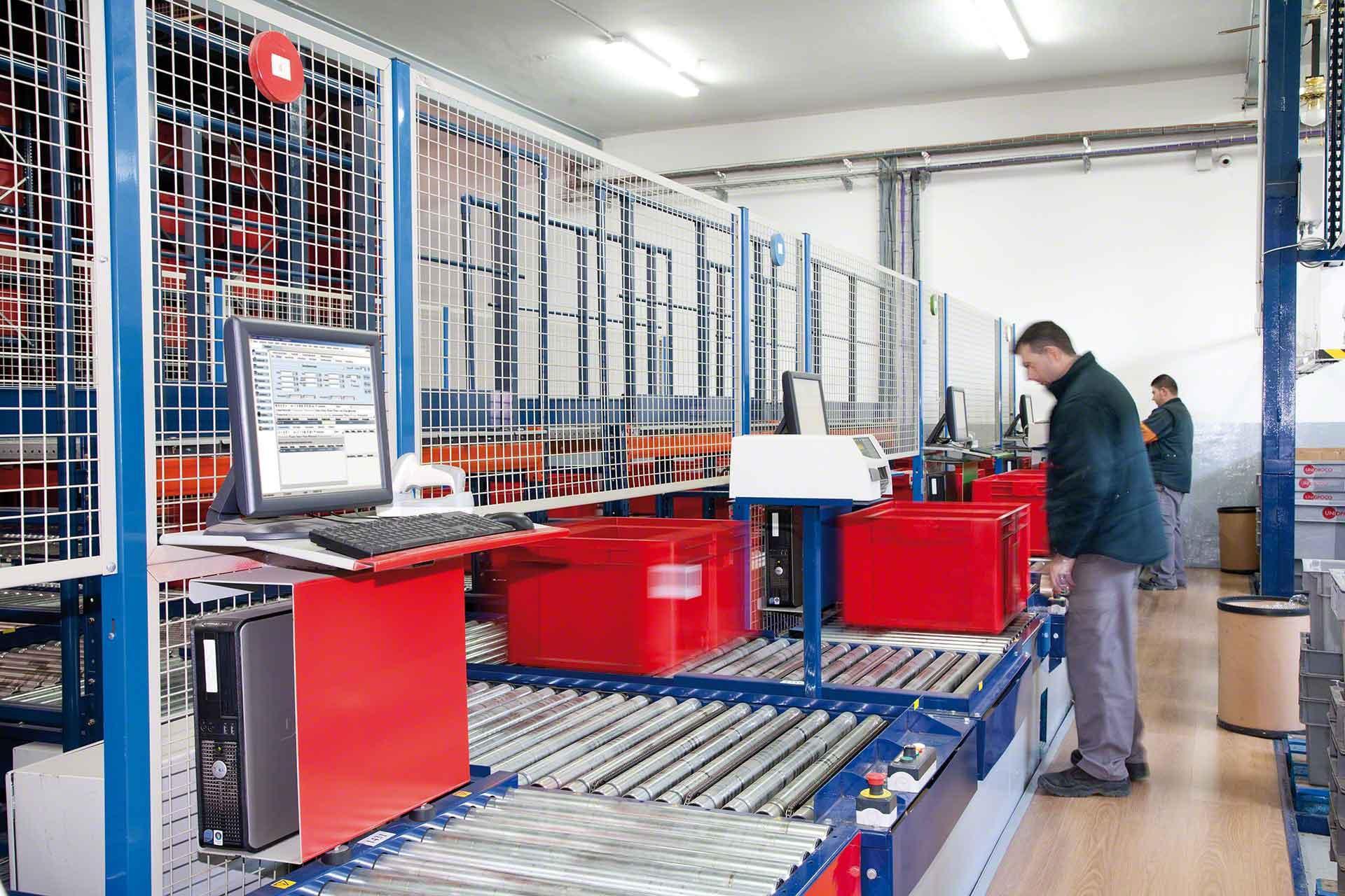 Picking assisté par un ordinateur où est installé le logiciel Easy WMS, utilisant et tirant profit du Big Data Picking assisté par un ordinateur où est installé le logiciel Easy WMS, utilisant et tirant profit du Big Data
