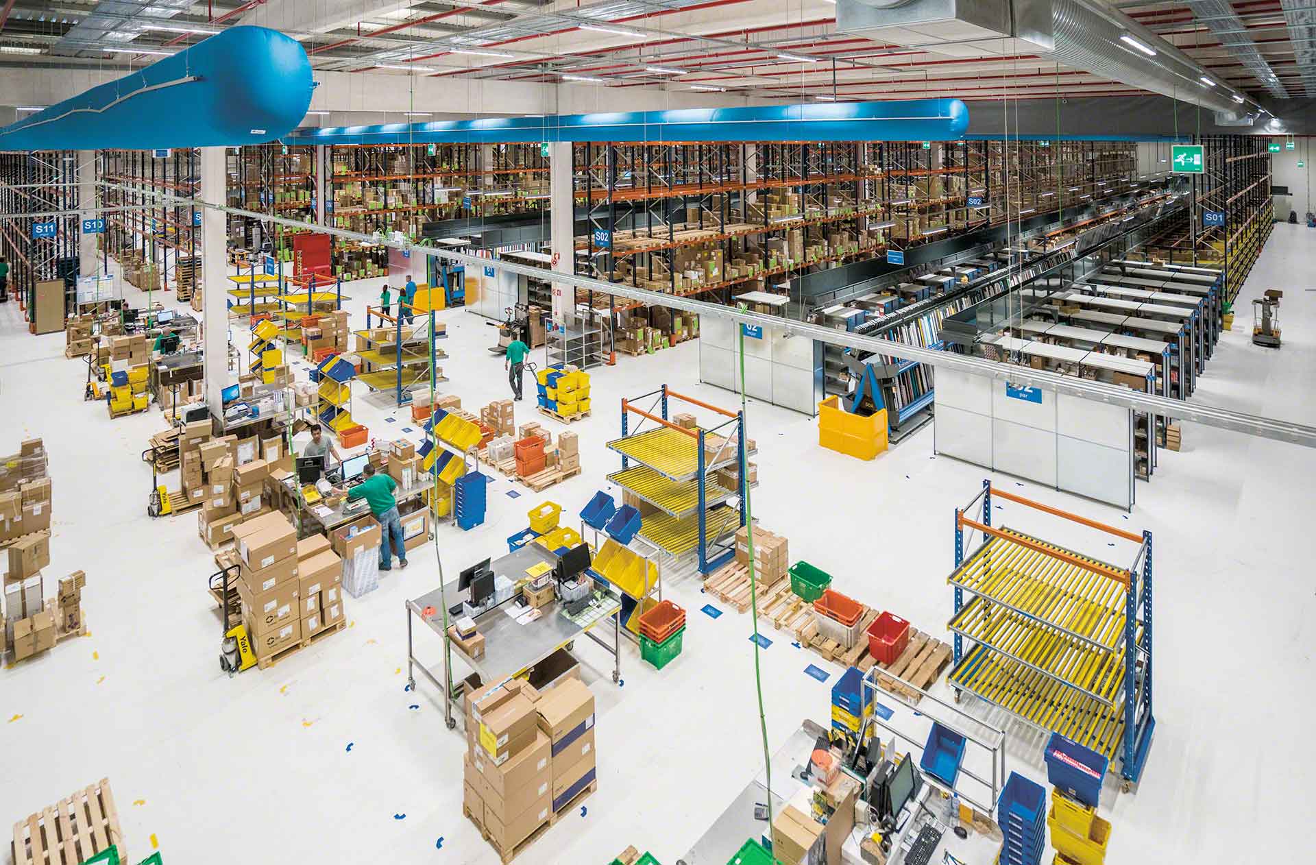 Des opérateurs réalisent le packing ou l’emballage des produits en entrepôt Des opérateurs réalisent le packing ou l’emballage des produits en entrepôt