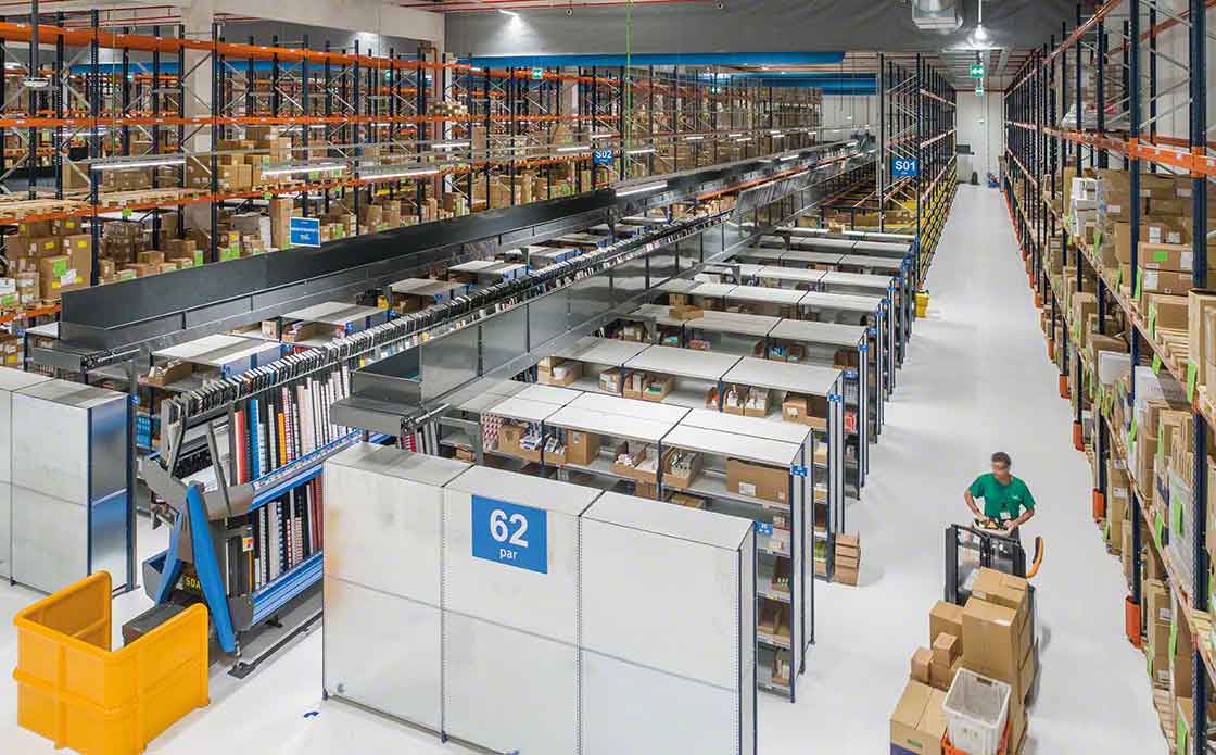 Un préparateur de commandes réalise le picking logistique d’articles à l’aide d’un transpalette. Un préparateur de commandes réalise le picking logistique d’articles à l’aide d’un transpalette.