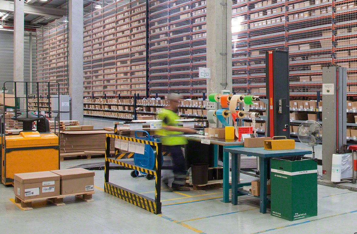 Préparateur de commandes qui scanne un article Préparateur de commandes qui scanne un article