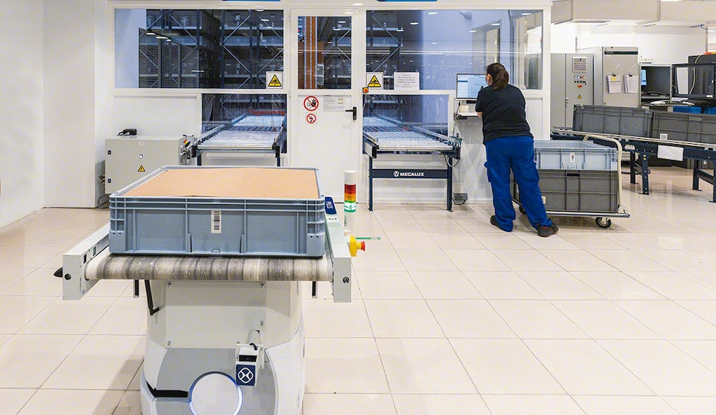 Les robots AMR acheminent la marchandise aux opérateurs pour qu’ils complètent les commandes