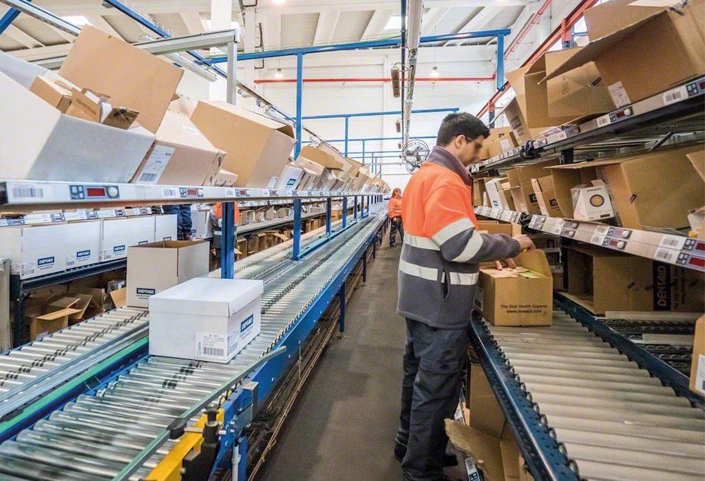 Le pick-to-tote consiste à préparer les commandes directement dans les cartons d’expédition aux clients