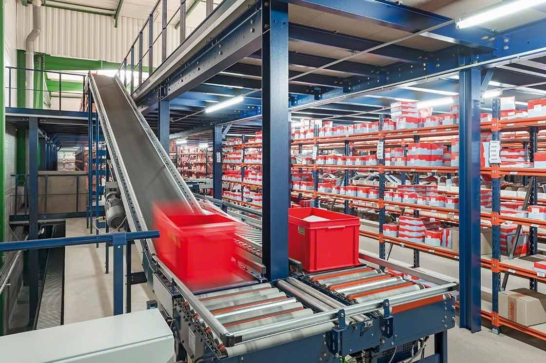 Le projet logistique d’entrepôt intelligent de PAVI-Groupauto comprend un circuit de convoyeurs qui relient les différents étages du centre. Le projet logistique d’entrepôt intelligent de PAVI-Groupauto comprend un circuit de convoyeurs qui relient les différents étages du centre.
