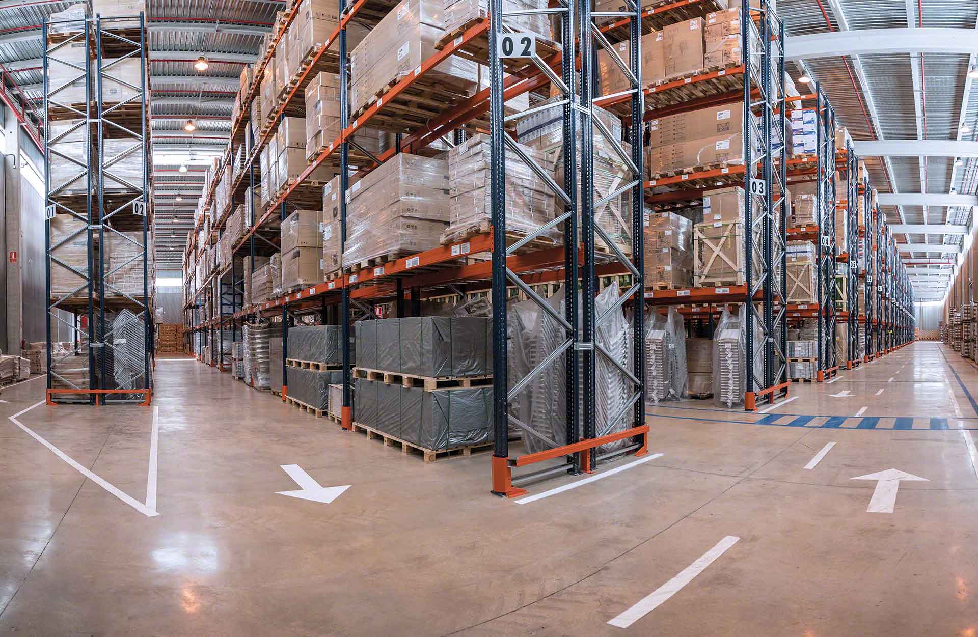 Les protections pour racks préservent la stabilité des échelles latérales et des montants Les protections pour racks préservent la stabilité des échelles latérales et des montants