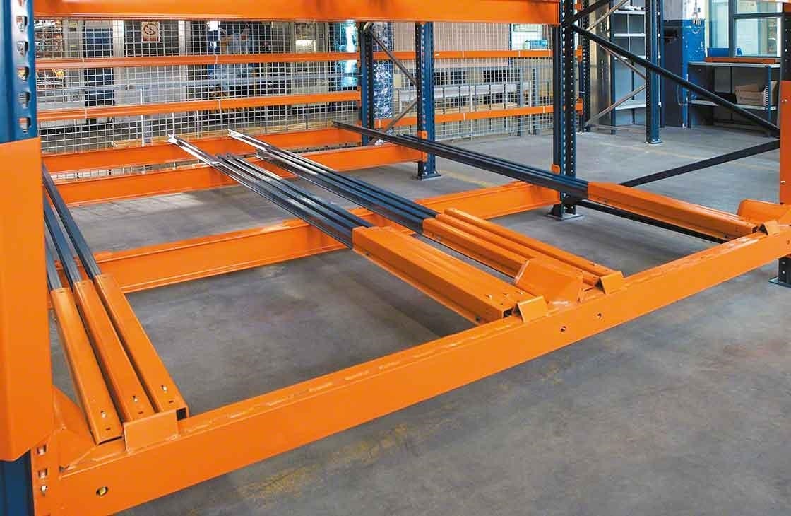 Rails d’un rayonnage push-back. Rails d’un rayonnage push-back.
