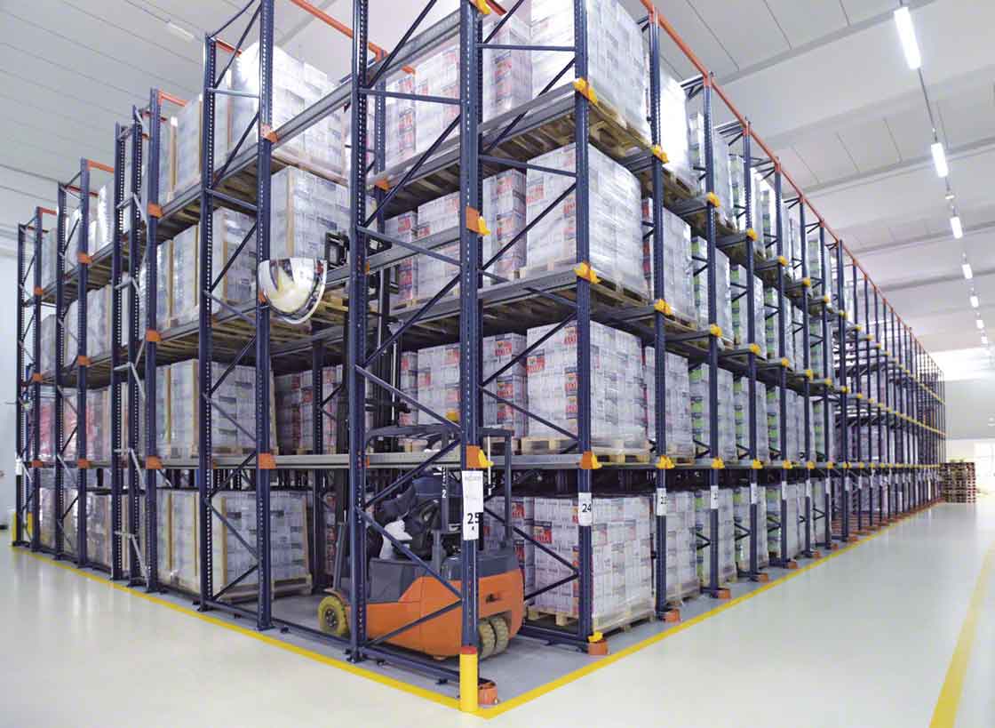 Le rayonnage drive-in est le système de stockage par accumulation le plus simple