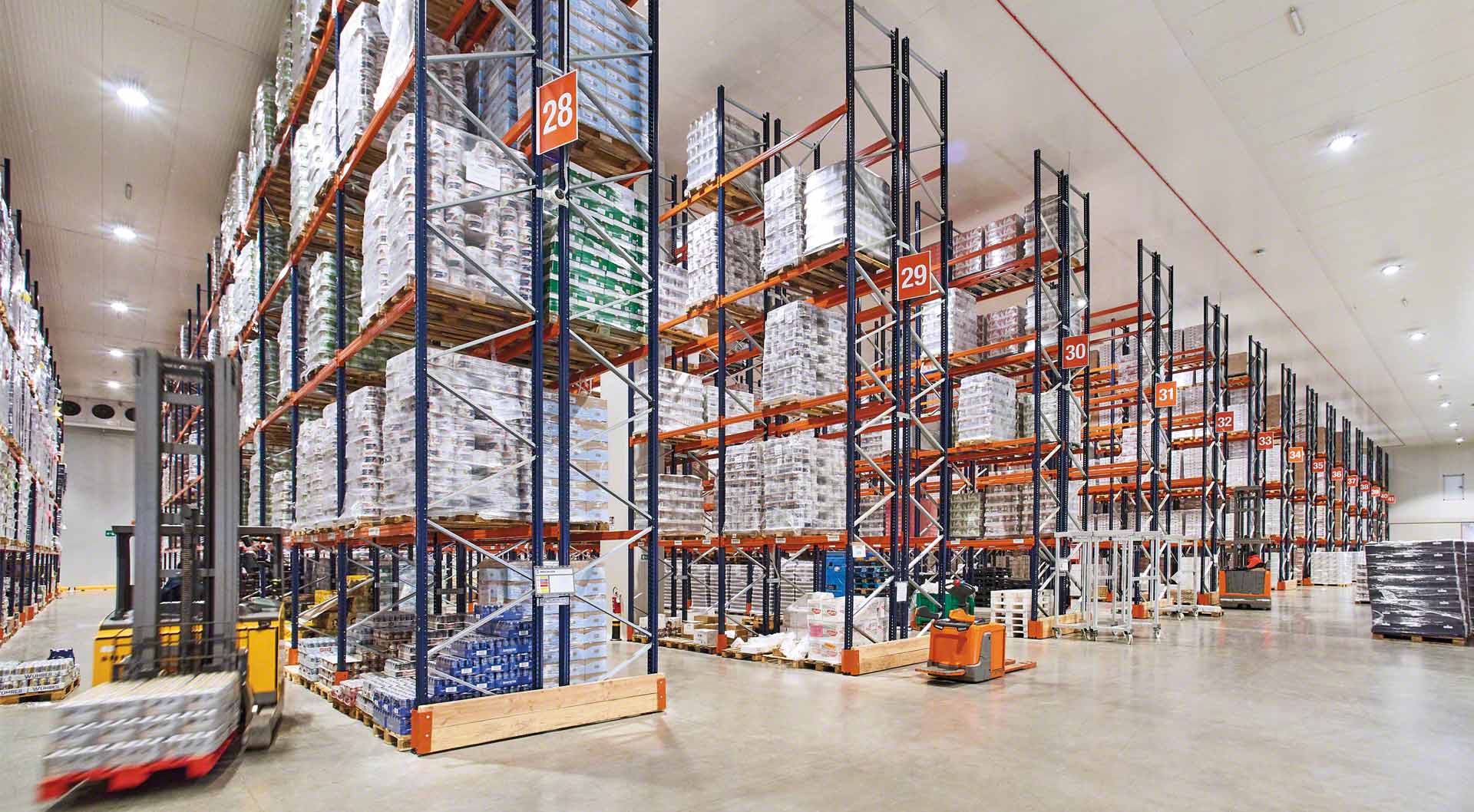 Les rayonnages à palettes en chambre froide permettent de stocker la marchandise à température dirigée Les rayonnages à palettes en chambre froide permettent de stocker la marchandise à température dirigée