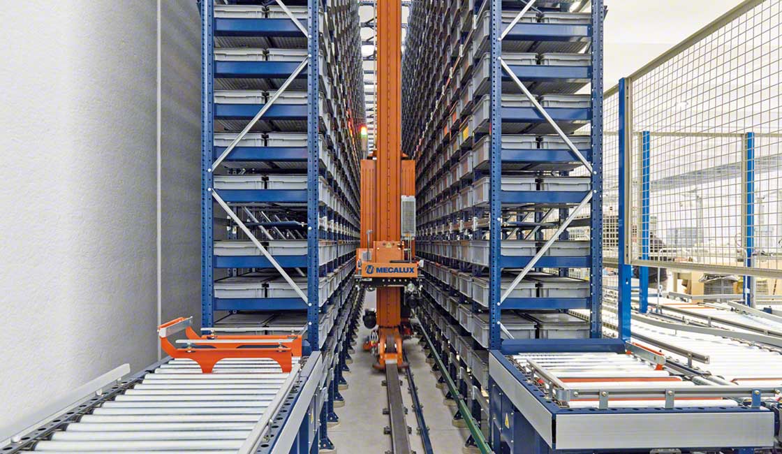 Les systèmes de rayonnages automatisés pour bacs installés dans l’entrepôt de Paolo Astori sont desservis par un transstockeur miniload