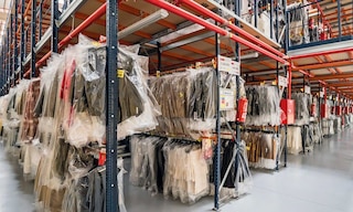 Les rayonnages métalliques pour vêtements sont des systèmes de stockage spécialement conçus pour le stockage vertical de vêtements