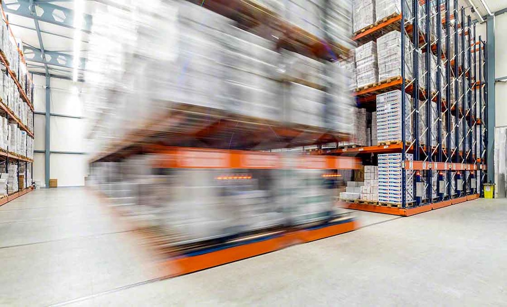 Les rayonnages mobiles permettent de gagner de l’espace en réduisant le nombre d’allées de circulation, mais limitent l’accès aux références. Les rayonnages mobiles permettent de gagner de l’espace en réduisant le nombre d’allées de circulation, mais limitent l’accès aux références.