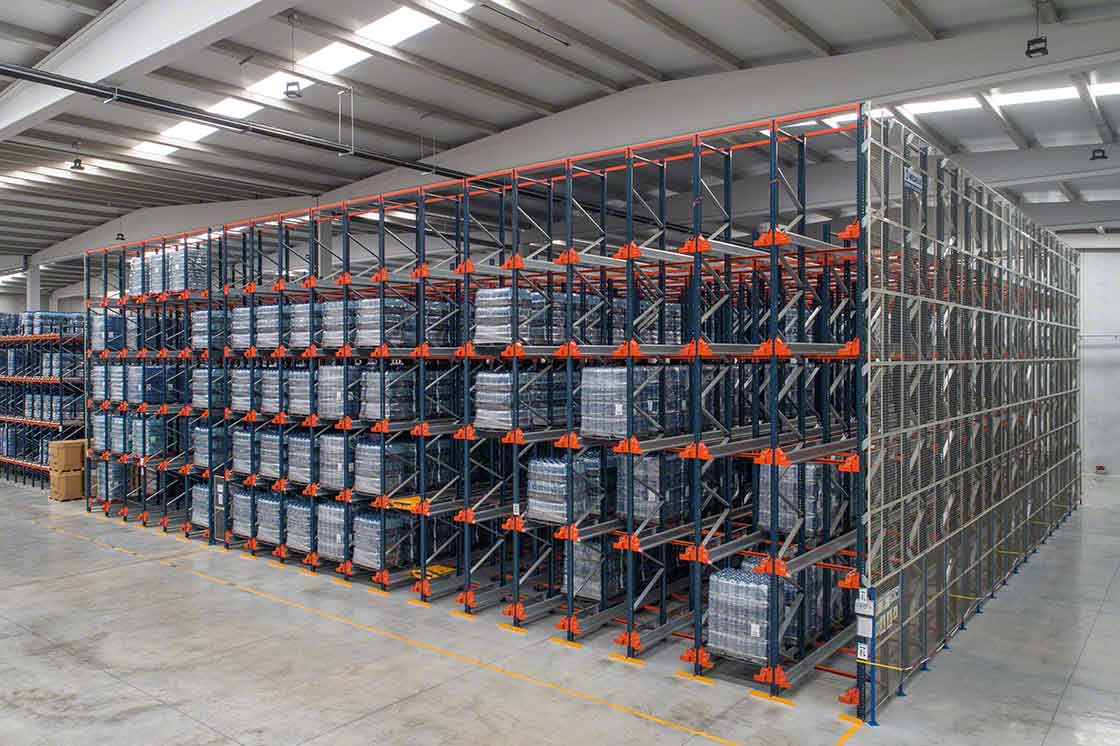 Les rayonnages par accumulation fonctionnent avec la méthode de gestion des stocks FIFO, un critère à prendre en compte pour l’adressage des marchandises. Les rayonnages par accumulation fonctionnent avec la méthode de gestion des stocks FIFO, un critère à prendre en compte pour l’adressage des marchandises.