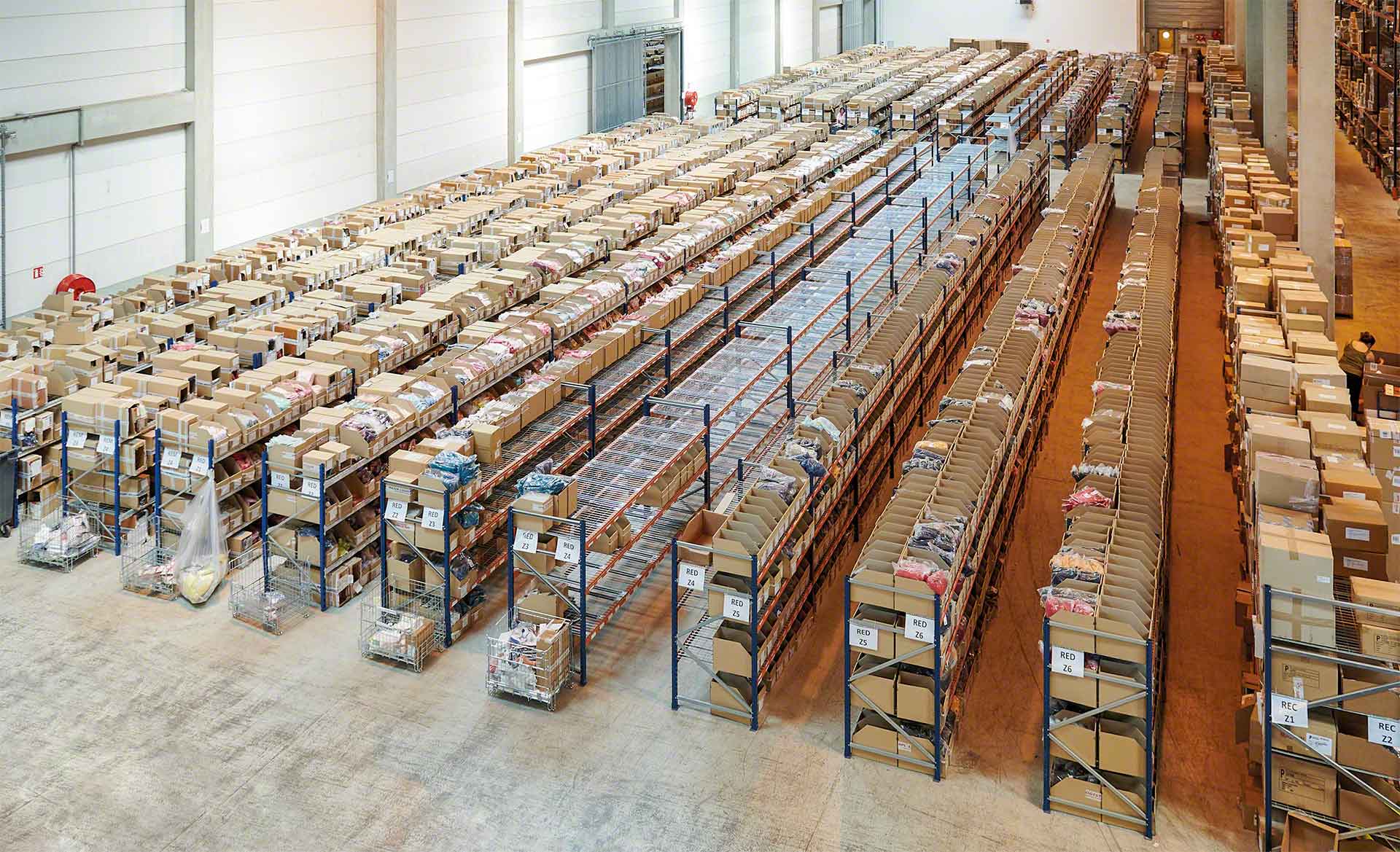 Le réapprovisionnement des stocks permet de placer les produits nécessaires à la préparation de commandes sur les rayonnages Le réapprovisionnement des stocks permet de placer les produits nécessaires à la préparation de commandes sur les rayonnages