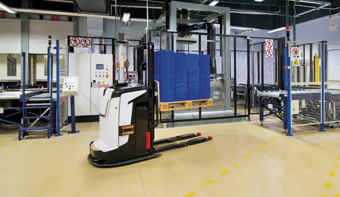Les robots AGV accélèrent le flux de marchandises dans l’entrepôt automatique de Novartis en Pologne
