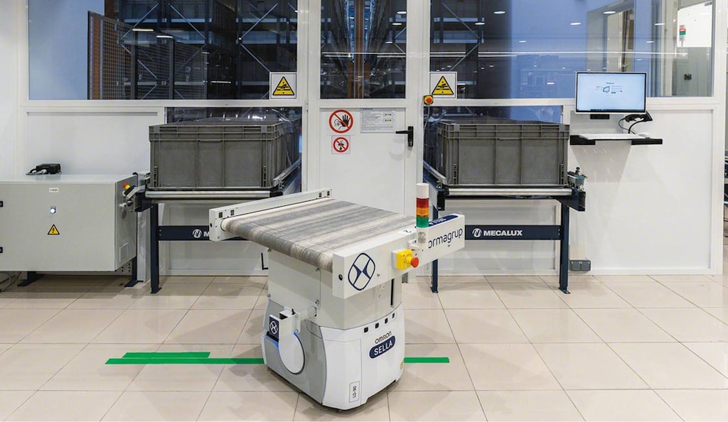 Les robots AGV retirent automatiquement le stock des rayonnages ou distribuent les produits aux postes de kitting