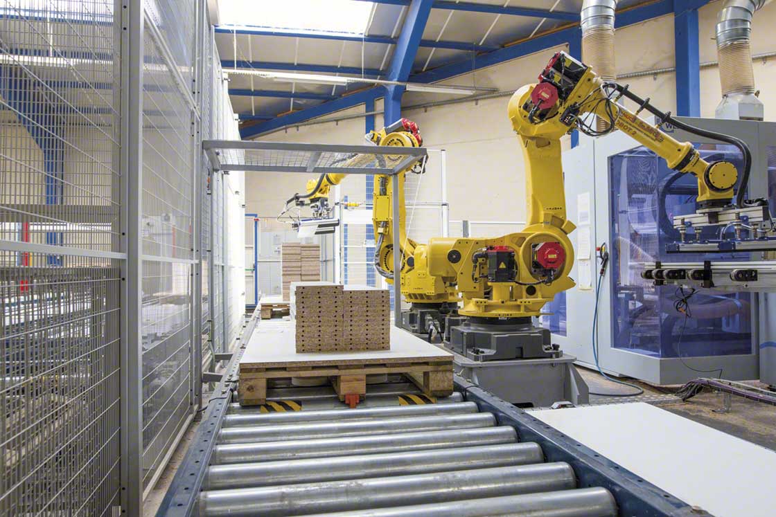 Le robot anthropomorphique dans un entrepôt d’Euréquip classe et empile les panneaux pour le montage de meubles