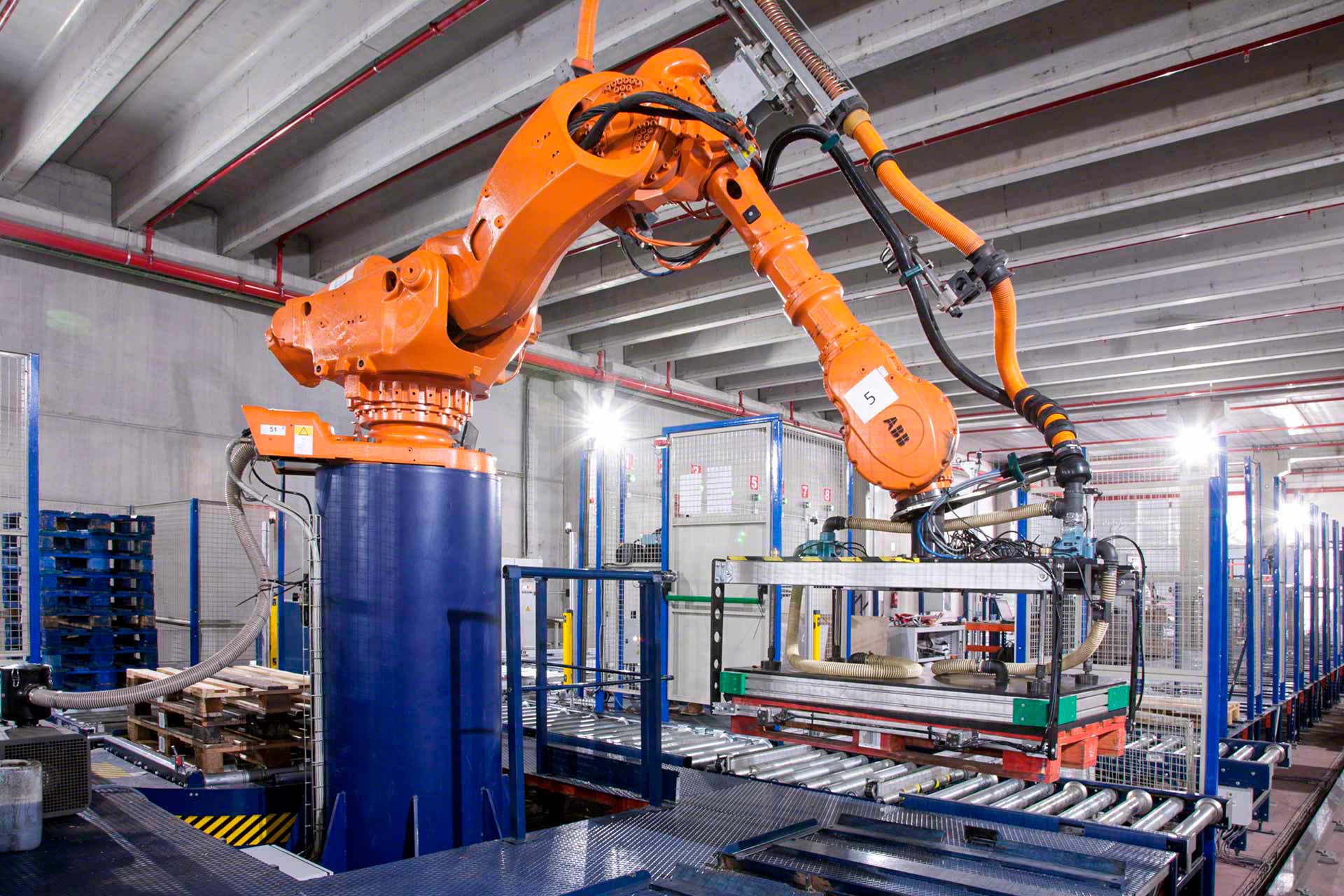 Le robot pick and place collecte les produits et les place automatiquement dans un autre endroit Le robot pick and place collecte les produits et les place automatiquement dans un autre endroit
