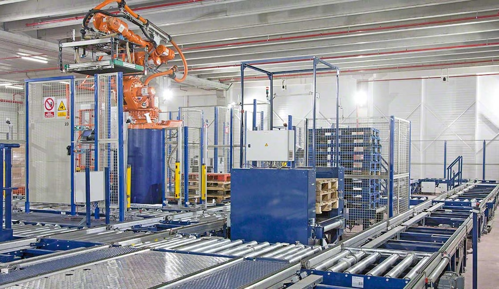 Les robots de picking sélectionnent les produits, les récupèrent et les déposent aux emplacements correspondants aux commandes