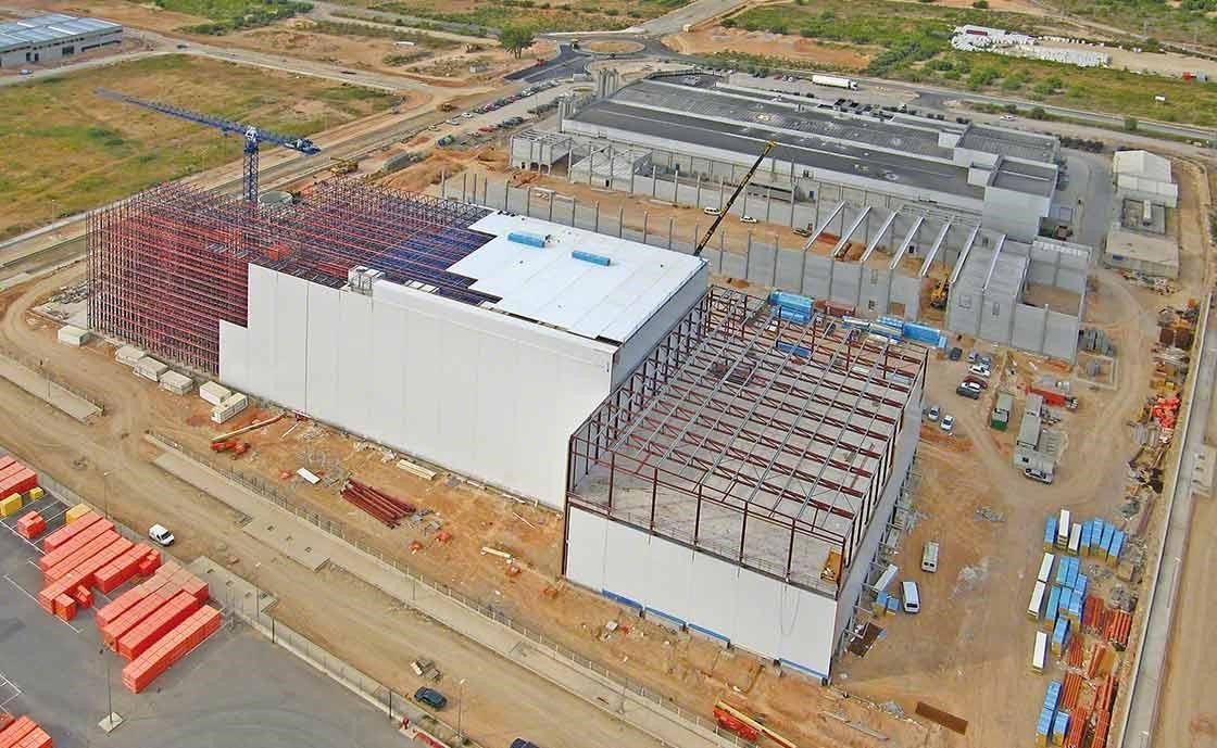 Construction d’un entrepôt avec rayonnages autoportants intégrés, résistants aux tremblements de terre et aux fortes rafales de vent. Construction d’un entrepôt avec rayonnages autoportants intégrés, résistants aux tremblements de terre et aux fortes rafales de vent.