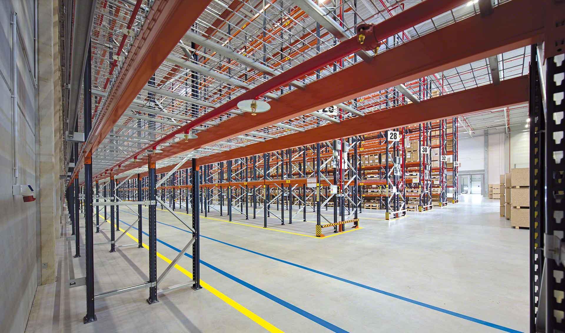 Système anti-incendie installé dans un rayonnage. Système anti-incendie installé dans un rayonnage.