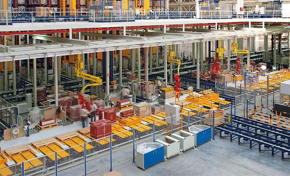 Différentes solutions automatisent le processus logistique de préparation de commandes d’un entrepôt. Différentes solutions automatisent le processus logistique de préparation de commandes d’un entrepôt.
