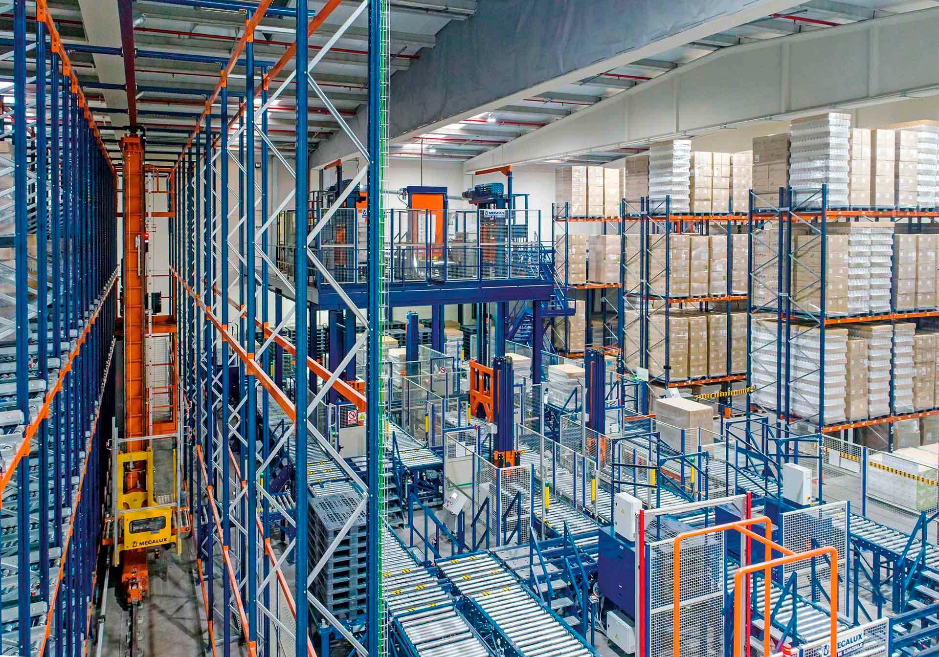 Différentes solutions de stockage automatisé installées dans un entrepôt robotisé Différentes solutions de stockage automatisé installées dans un entrepôt robotisé