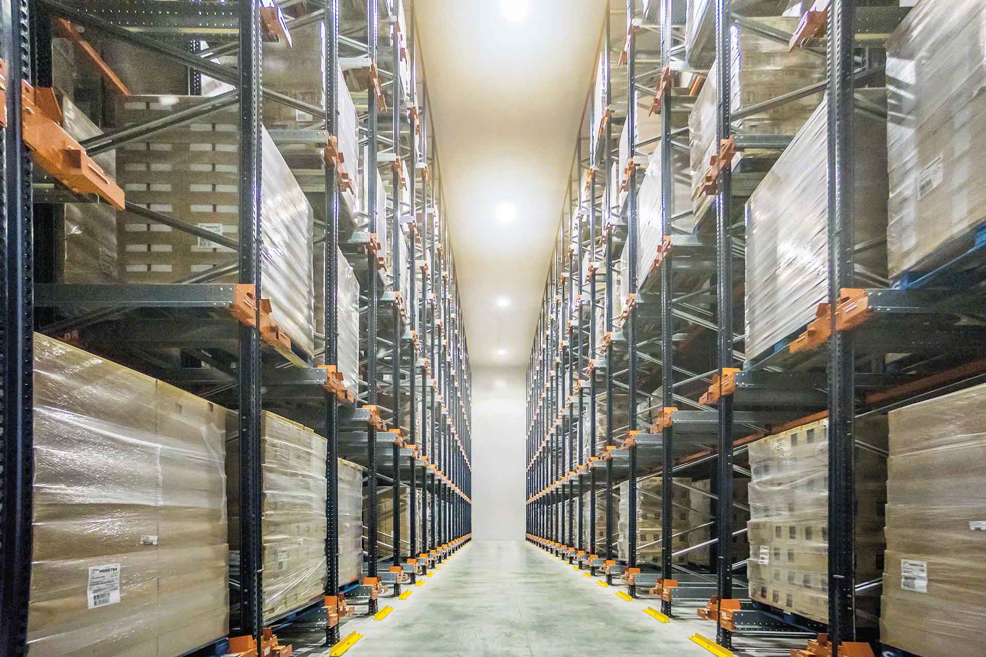 Le stock minimum garantit le réapprovisionnement continue des marchandises Le stock minimum garantit le réapprovisionnement continue des marchandises