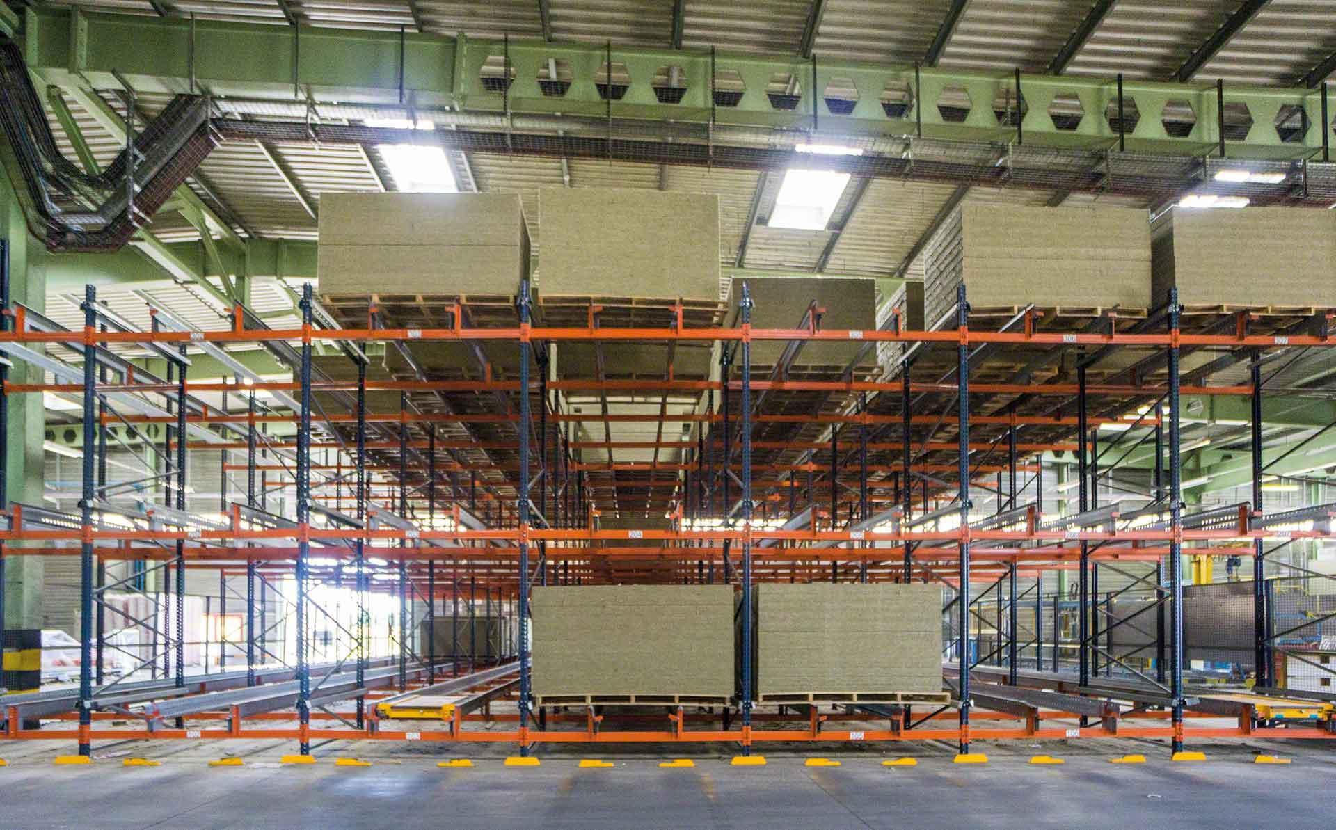Utiliser le stockage par accumulation avec le système Pallet Shuttle permet de travailler avec des marchandises volumineuses Utiliser le stockage par accumulation avec le système Pallet Shuttle permet de travailler avec des marchandises volumineuses