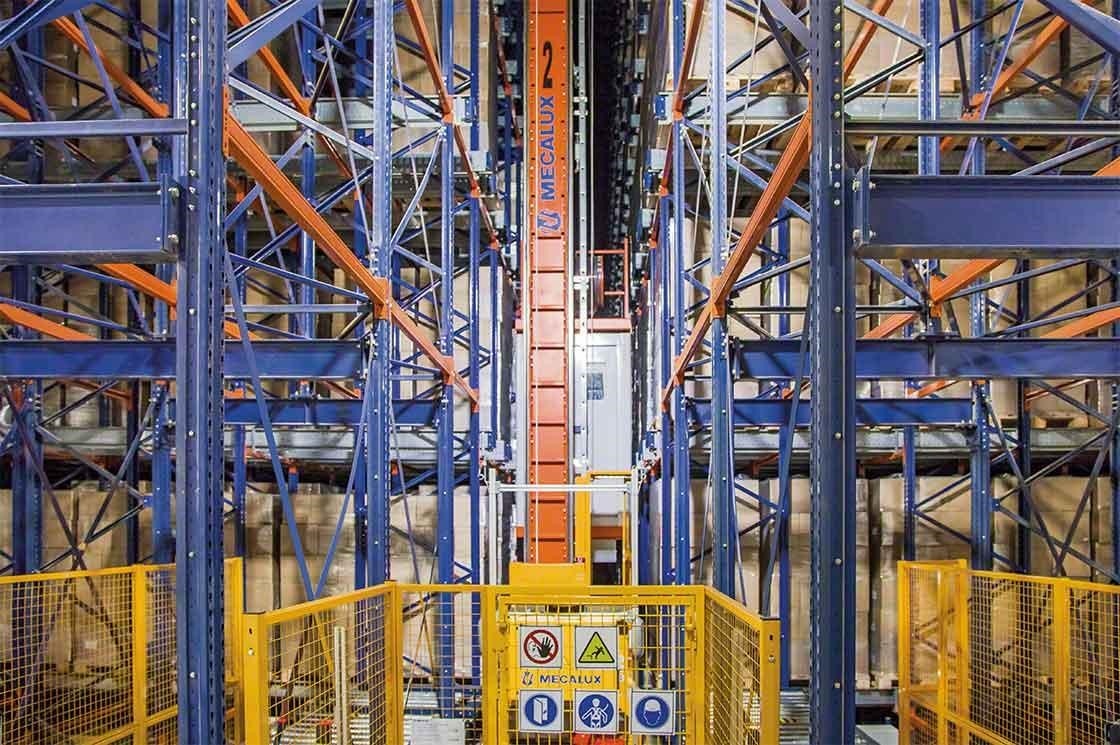 Avec ce projet logistique d’entrepôt intelligent les transstockeurs fonctionnent grâce à des rayonnages par accumulation. Avec ce projet logistique d’entrepôt intelligent les transstockeurs fonctionnent grâce à des rayonnages par accumulation.