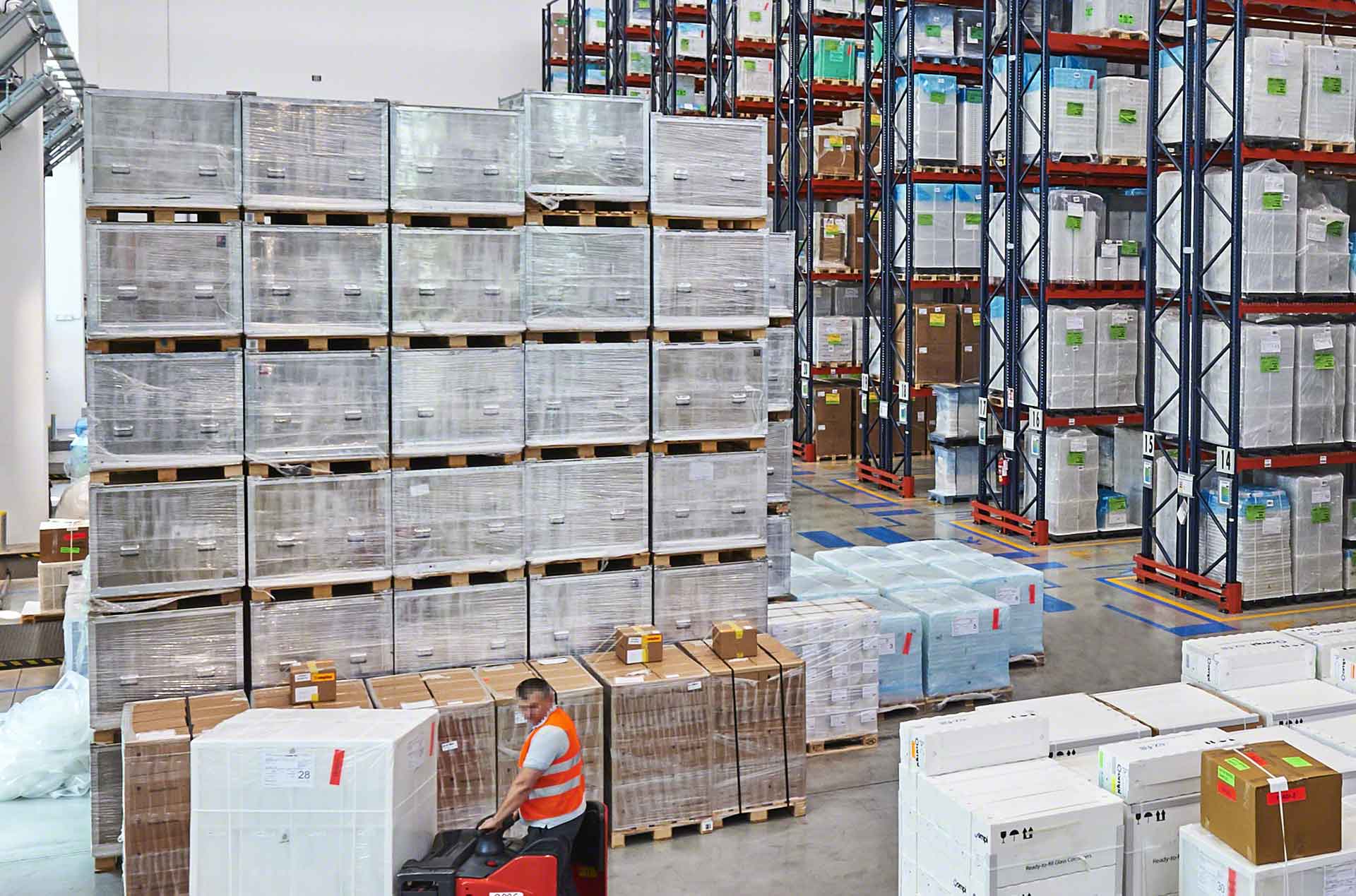Le stockage en masse consiste à empiler la marchandise sur le sol de l'entrepôt Le stockage en masse consiste à empiler la marchandise sur le sol de l'entrepôt