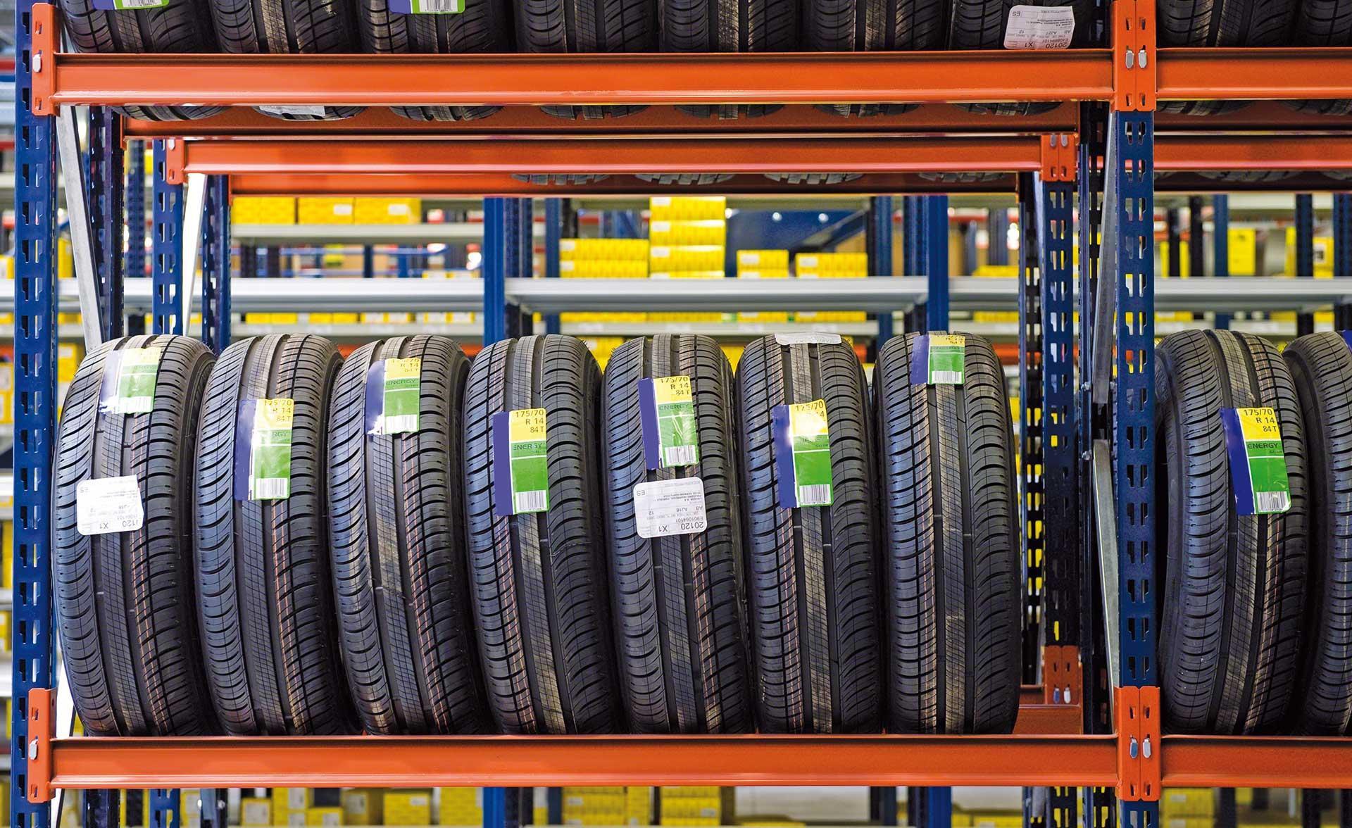 Le stockage de pneus en entrepôt nécessite la personnalisation des rayonnages Le stockage de pneus en entrepôt nécessite la personnalisation des rayonnages