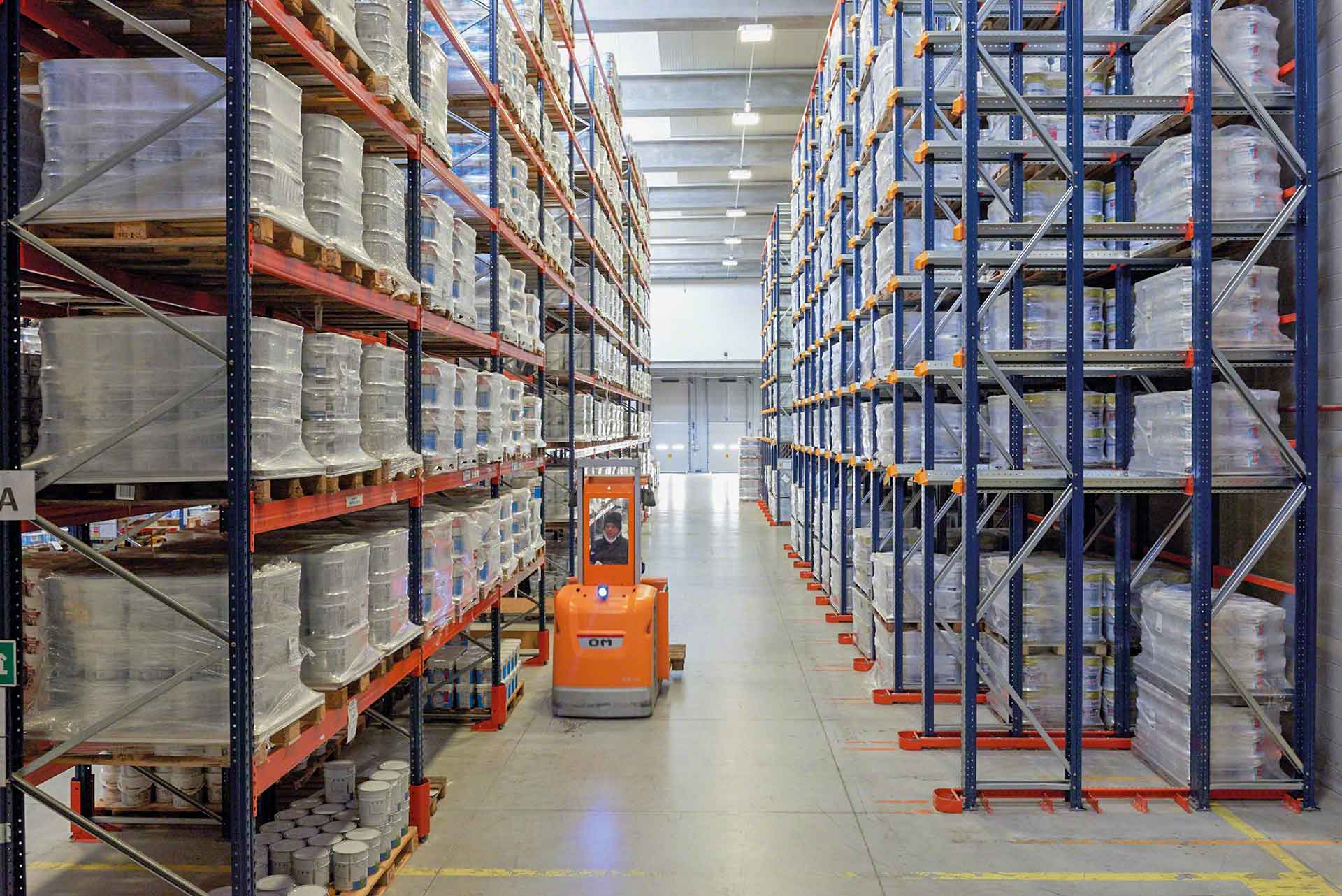 Le stockage de produits chimiques comporte des risques spécifiques à prendre en compte lors de la conception d’un entrepôt Le stockage de produits chimiques comporte des risques spécifiques à prendre en compte lors de la conception d’un entrepôt