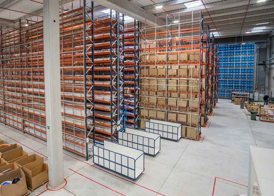 Le surstock généré par l’effet coup de fouet peut avoir des répercussions sur la capacité de stockage de l’entrepôt. Le surstock généré par l’effet coup de fouet peut avoir des répercussions sur la capacité de stockage de l’entrepôt.