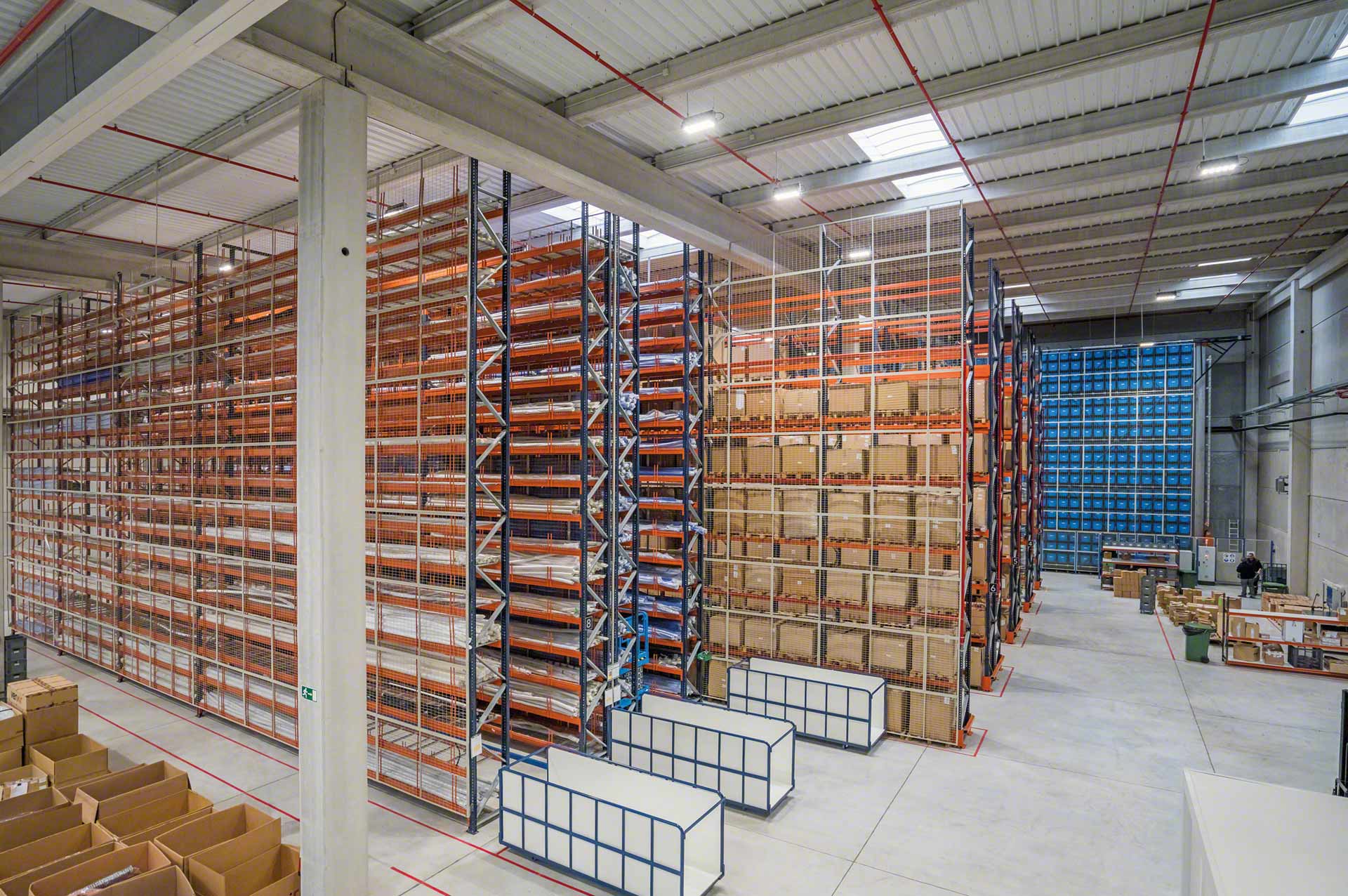 Des rayonnages à palettes et un magasin automatique pour bacs (en couleur bleue), dans un même entrepôt