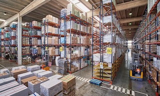 Les techniques de stockage sont des stratégies utilisées pour définir les critères d'emplacement des marchandises dans l'entrepôt