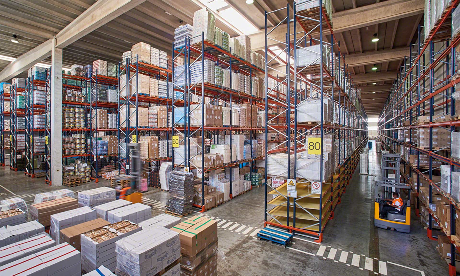 Les techniques de stockage sont des stratégies utilisées pour définir les critères d'emplacement des marchandises dans l'entrepôt