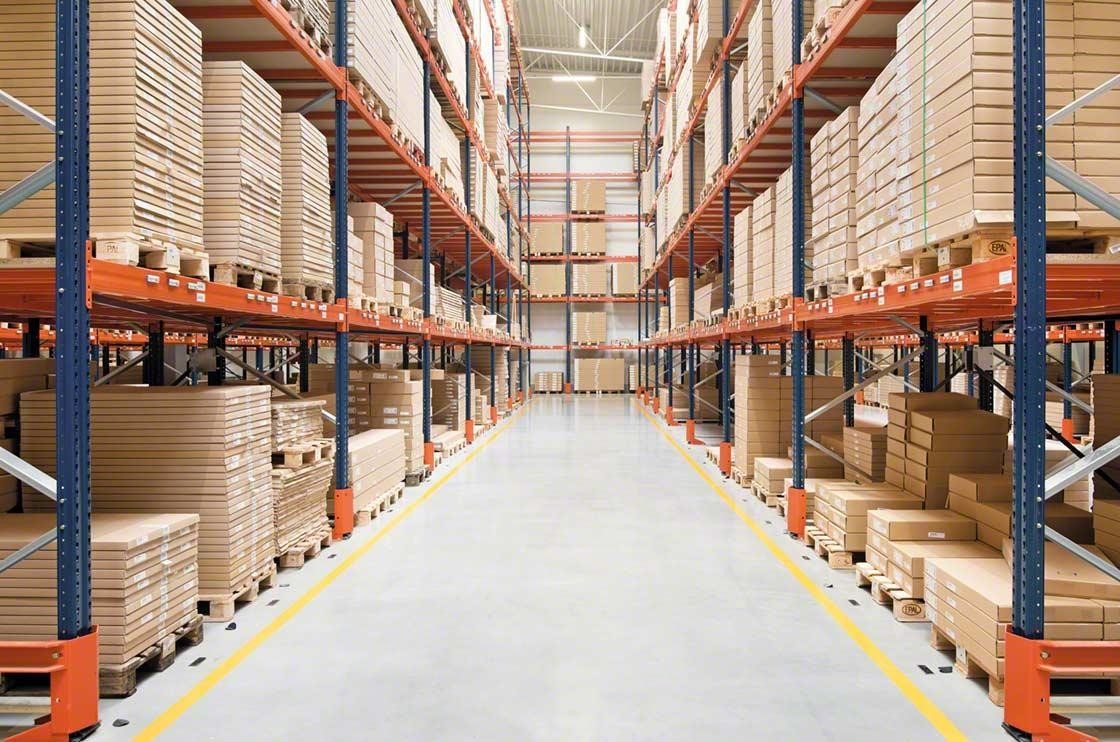 Marchandises organisées et palettisées efficacement dans un entrepôt. Marchandises organisées et palettisées efficacement dans un entrepôt.