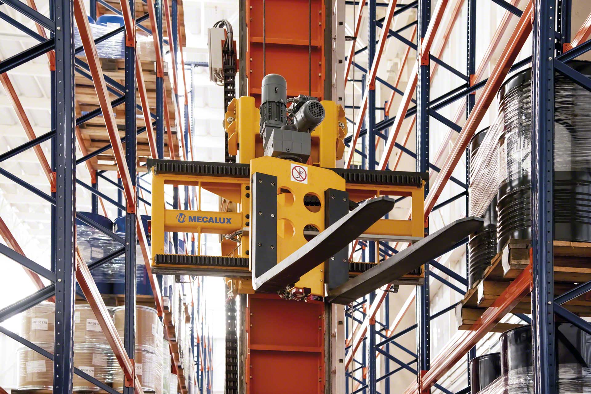 Les transstockeurs automatiques pour palettes localisent et retirent automatiquement les marchandises Les transstockeurs automatiques pour palettes localisent et retirent automatiquement les marchandises