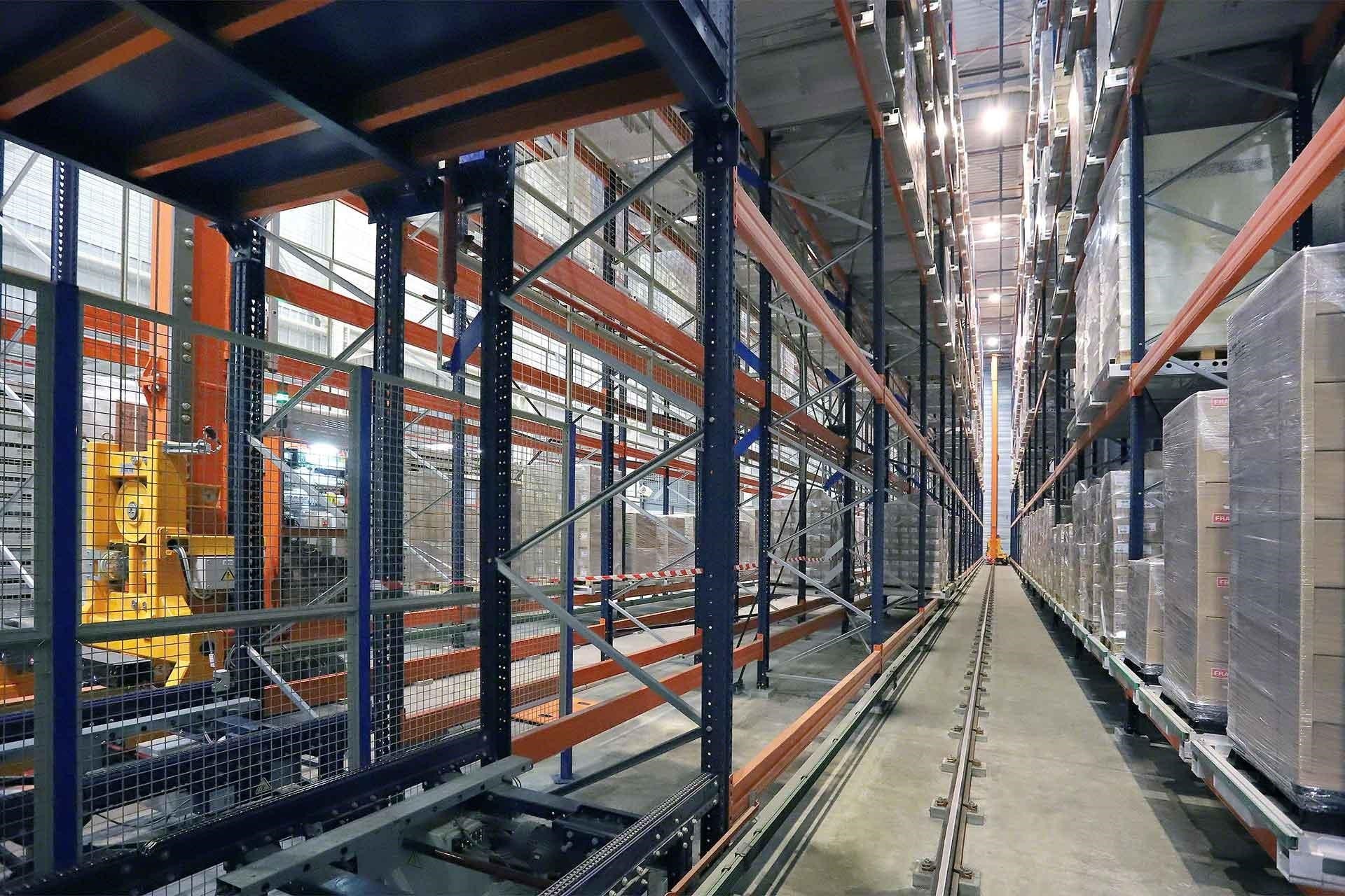 L’automatisation d’un entrepôt logistique avec un transstockeur. L’automatisation d’un entrepôt logistique avec un transstockeur.