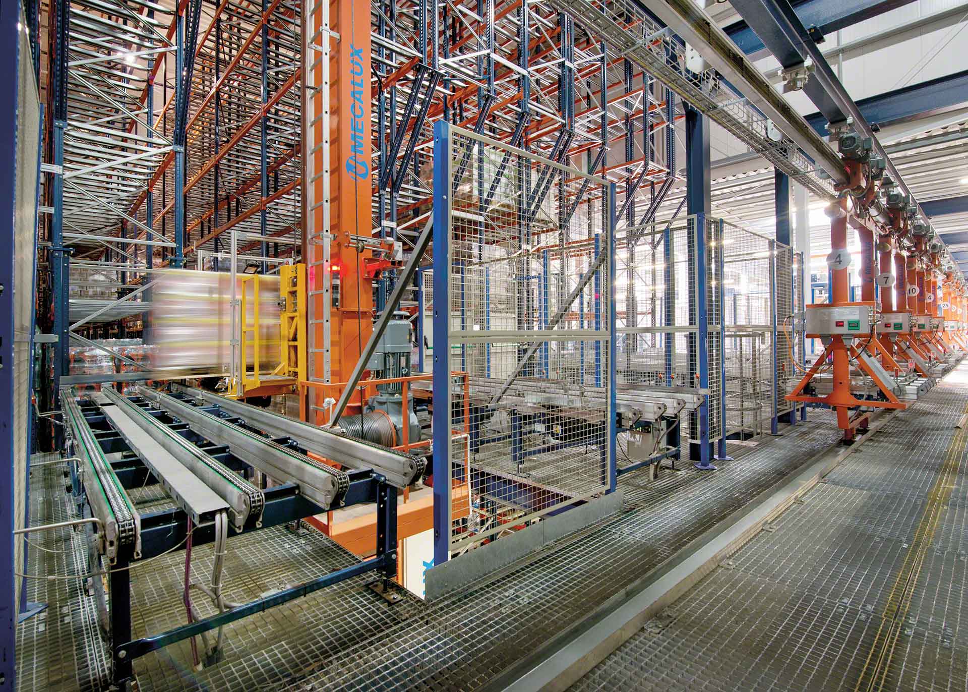L’installation de transstockeurs en entrepôt illustre l’automatisation industrielle en logistique L’installation de transstockeurs en entrepôt illustre l’automatisation industrielle en logistique