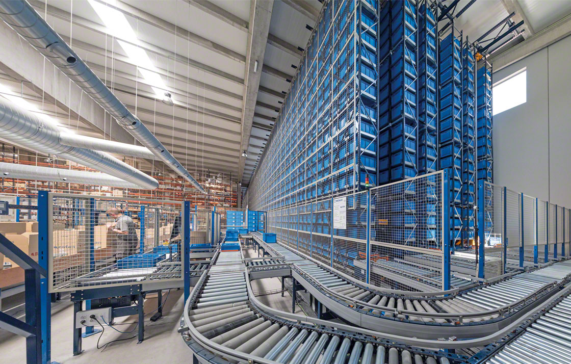 Le transstockeur pour bacs installé dans l’entrepôt de Cofan permet de stocker les produits de petite taille et de rotation B et C. Le transstockeur pour bacs installé dans l’entrepôt de Cofan permet de stocker les produits de petite taille et de rotation B et C.