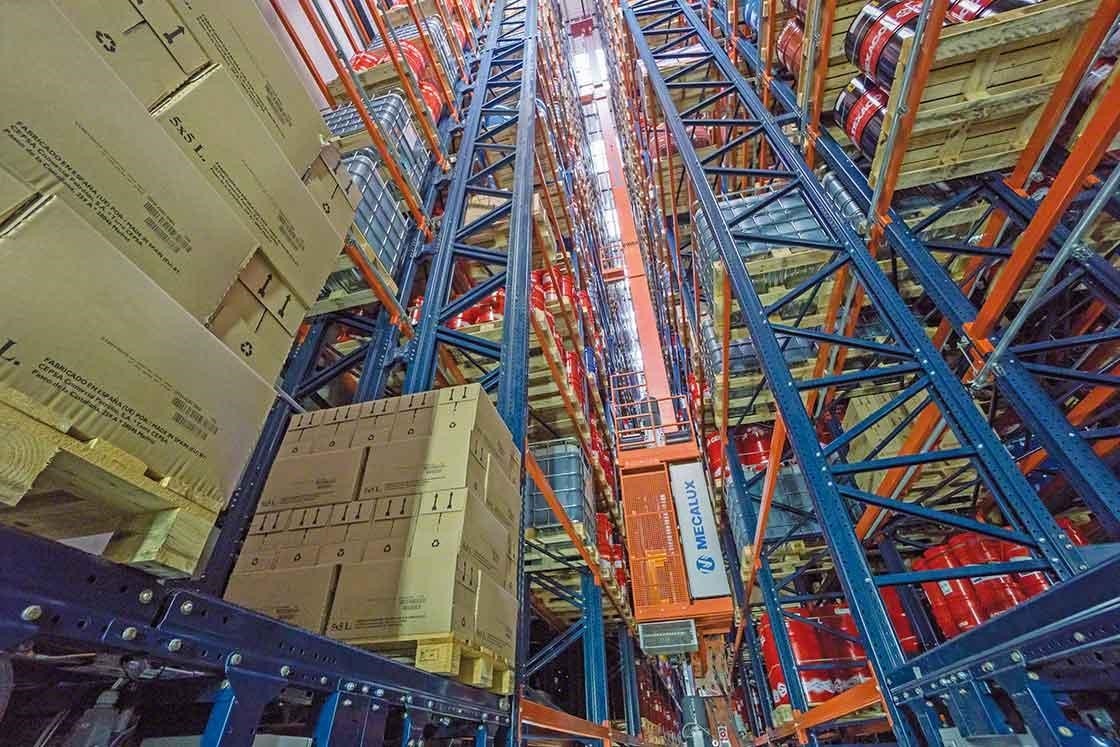 Les transstockeurs transportent les palettes automatiquement dans les entrepôts robotisés. Les transstockeurs transportent les palettes automatiquement dans les entrepôts robotisés.