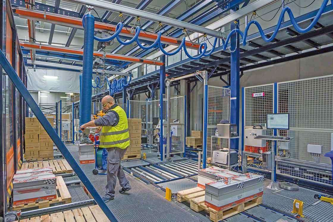 L’utilisation des « cobots » est une tendance qui améliore la sécurité des opérateurs, partie intégrante de la logistique interne. L’utilisation des « cobots » est une tendance qui améliore la sécurité des opérateurs, partie intégrante de la logistique interne.